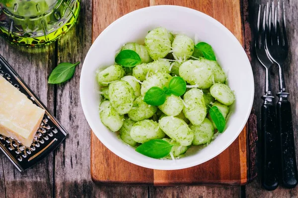 Italiensk mat: Hemmagjord gnocchi med pesto sås, parmesan och basilika — Stockfoto