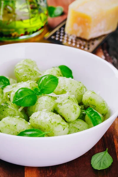 Italian food: homemade gnocchi with pesto sauce, parmesan and basil — Stock Photo, Image