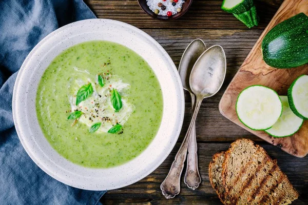 Зелений овочевий крем-суп пюре з кабачками та базиліком — стокове фото