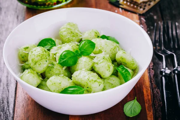 Italian food: homemade gnocchi with pesto sauce, parmesan and basil — Stock Photo, Image