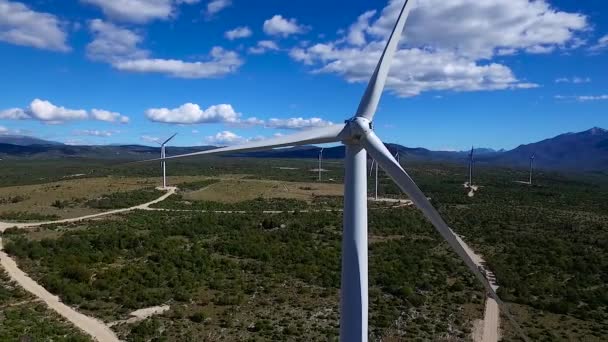 Rüzgar türbinleri yakın çekim güneşli bir günde dağlar arasındaki vadide — Stok video