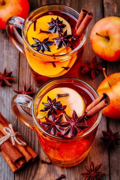 Sıcak sıcak elma tarçın, karanfil ve anason ile