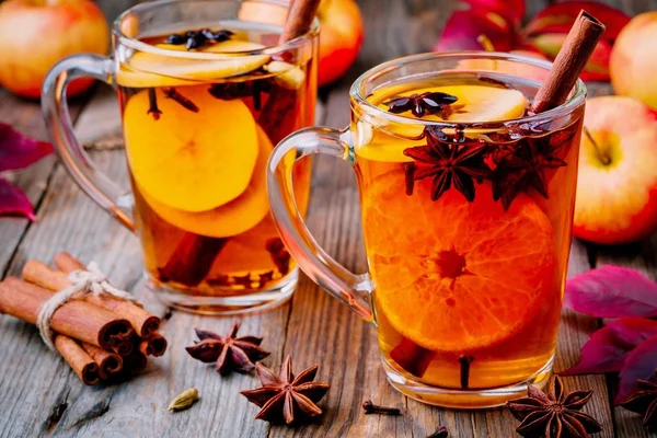 Hot mulled apple cider with cinnamon sticks, cloves and anise — Stock Photo, Image
