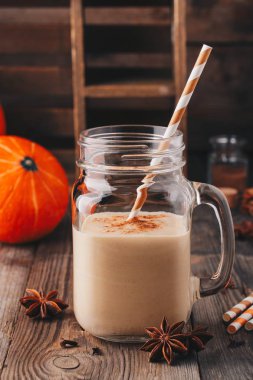 Mason kavanoza tarçın ile kabak pasta güler yüzlü 