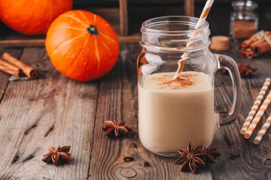 Mason kavanoza tarçın ile kabak pasta güler yüzlü 