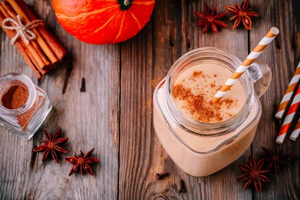 Smoothie de torta de abóbora com canela em frasco de pedreiro — Fotografia de Stock