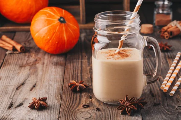 Pumpkin plăcintă smoothie cu scorțișoară în borcan de mason — Fotografie, imagine de stoc