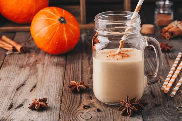 Batido de pastel de calabaza con canela en tarro de albañil —  Fotos de Stock