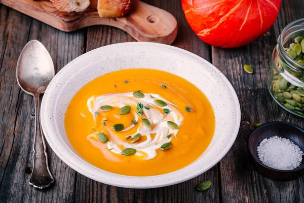 Krem ve tohum ile ev yapımı kabak çorbası 