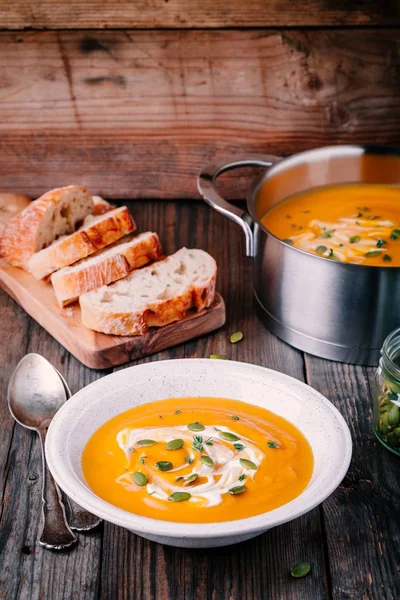 Házi butternut squash leves, tejszín és a magok — Stock Fotó