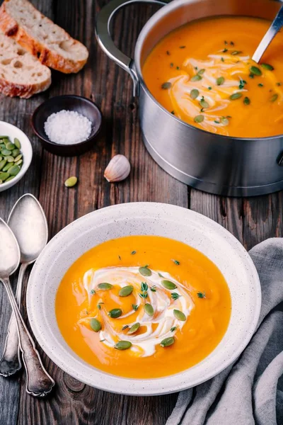 Házi tök leves, tejszín és a magok — Stock Fotó