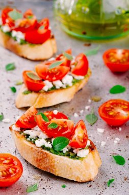 Bruschetta pesto sosu, beyaz peynir, domates ve fesleğen ile