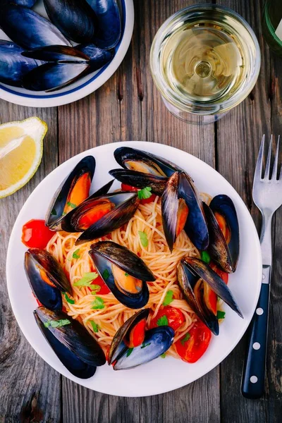 Spaghetti mit Meeresfrüchten und Muscheln und Tomaten — Stockfoto