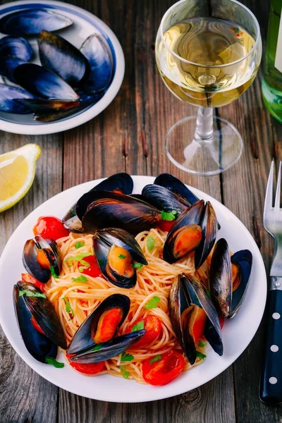 Spaghetti mit Meeresfrüchten und Muscheln und Tomaten — Stockfoto