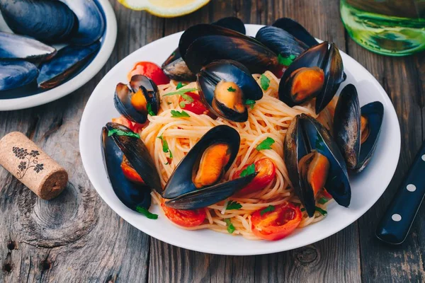 Spaghetti mit Meeresfrüchten und Muscheln und Tomaten — Stockfoto