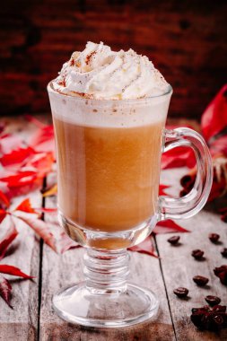 bir cam kavanoza çırpılmış kremalı sütlü balkabağı 