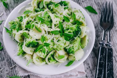 ev yapımı makarna orecchiette brokoli, Parmesan peyniri ve fesleğen ile 