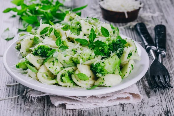 ev yapımı makarna orecchiette brokoli, Parmesan peyniri ve fesleğen ile 