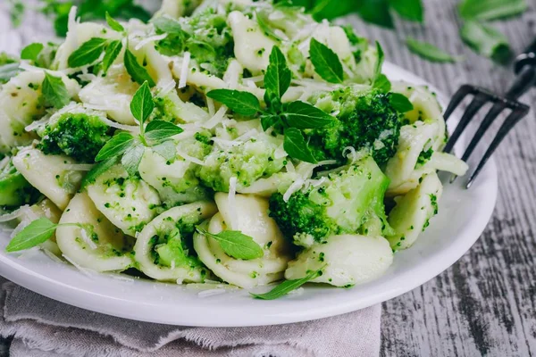 ev yapımı makarna orecchiette brokoli, Parmesan peyniri ve fesleğen ile 