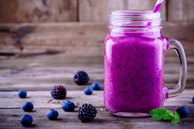 ahşap rustik arka plan üzerinde bir mason kavanoza BlackBerry ve blueberry smoothie
