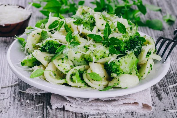 브로콜리, 파 르 마 치즈와 바 질 홈메이드 파스타 orecchiette — 스톡 사진