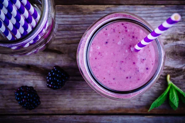 Blackberry smoothie in a mason jar on a wooden rustic background — Stock Photo, Image