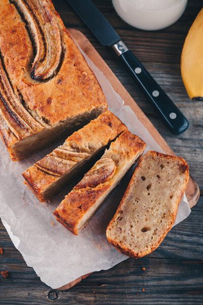 домашний банановый хлеб на деревянном фоне
