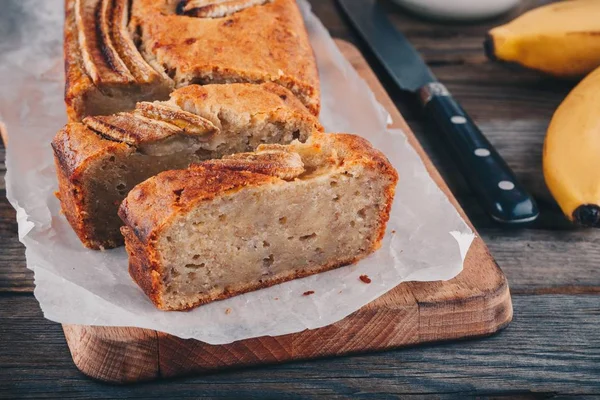 Pão de banana caseiro em um fundo de madeira — Fotografia de Stock