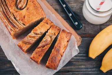 ahşap arka plan üzerinde ev yapımı muz ekmeği