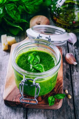 ev yapımı pesto cam kavanozda 