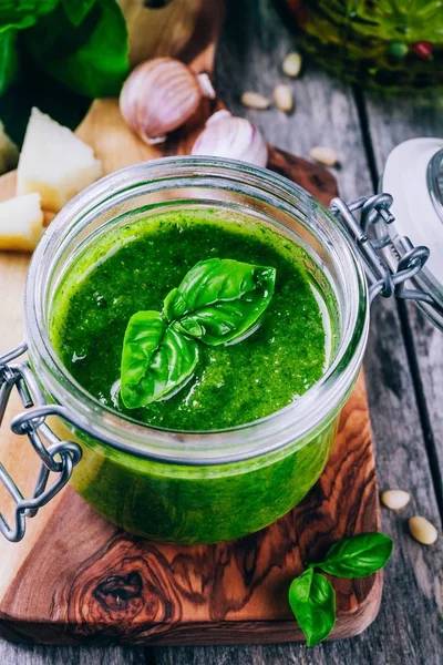 Pesto fatto in casa in un barattolo di vetro — Foto Stock