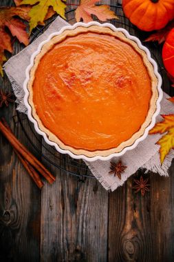 Krem şanti ve ahşap zemin üzerine tarçın ile Şükran günü için ev yapımı Pumpkin Pie