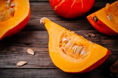 çiğ kabak dilimleri ile tohum ahşap arka plan üzerinde.