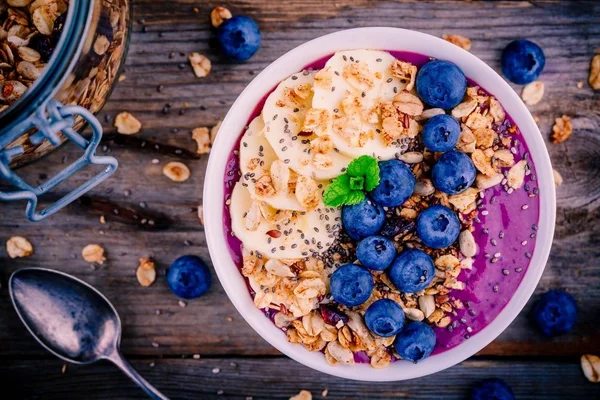 健康的果汁碗麦片、 香蕉和新鲜蓝莓 — 图库照片