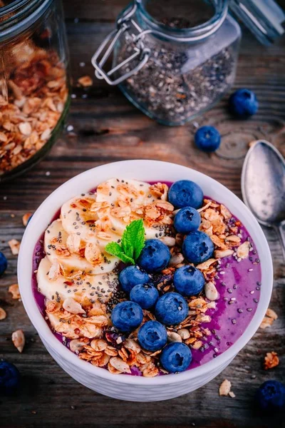 健康的果汁碗麦片、 香蕉和新鲜蓝莓 — 图库照片