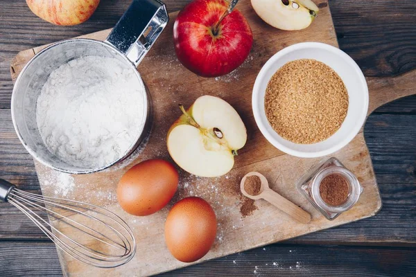 Elmalı turta taze kırmızı elma, un, yumurta, kahverengi şeker ve baharat ile yemek pişirmek için malzemeler 