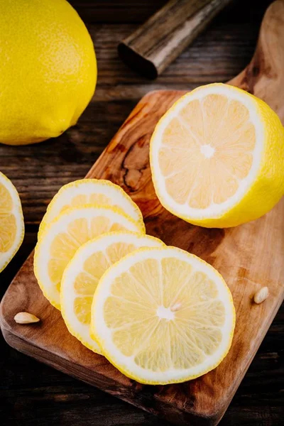 Свежие спелые ломтики лимона на деревянном фоне — стоковое фото