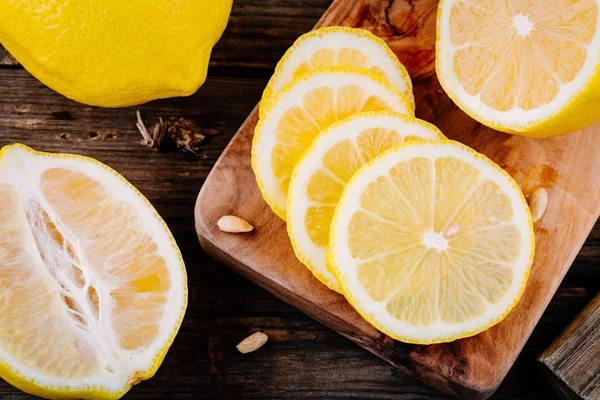 Fresh ripe lemon slices on wooden background — Stock Photo, Image