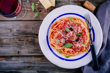 Spagetti makarna köfte, domates sosu ve Parmesan peyniri ile