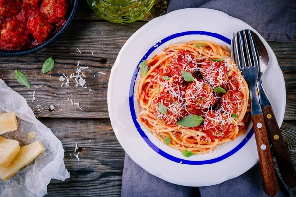 Spagetti-pasta med kjøttboller, tomatsaus og parmesan-ost – stockfoto