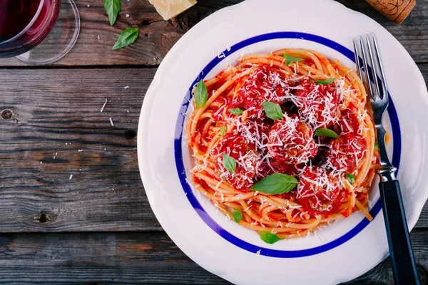 Макарони спагетті з фрикадельки, томатний соус і пармезаном — стокове фото