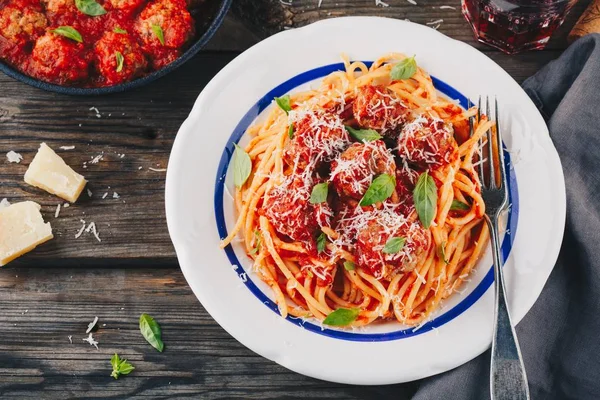 Spagetti-pasta med kjøttboller, tomatsaus og parmesan-ost – stockfoto