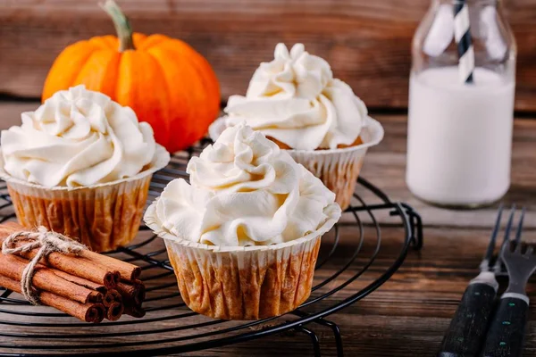 Pumpa cupcakes dekorerade med cream cheese glasyr — Stockfoto