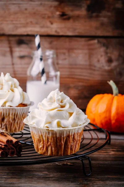 Pumpkin cupcakes decorated with cream cheese frosting — Stock Photo, Image