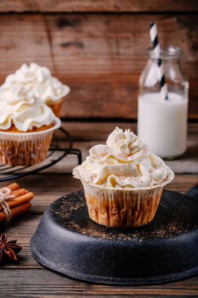 Pumpa cupcakes dekorerade med cream cheese glasyr — Stockfoto