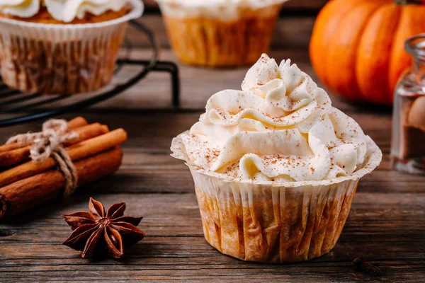 Magdalenas de calabaza decoradas con glaseado de queso crema —  Fotos de Stock