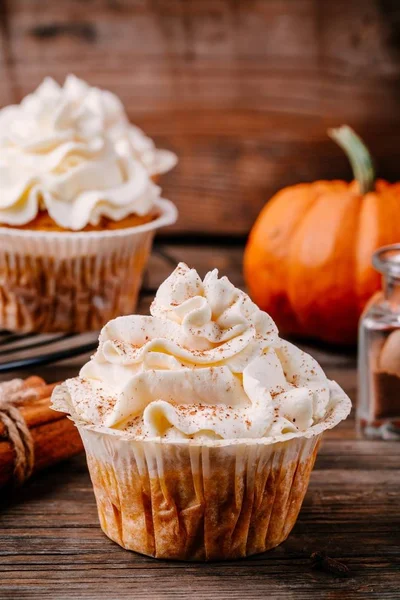 Magdalenas de calabaza decoradas con glaseado de queso crema —  Fotos de Stock