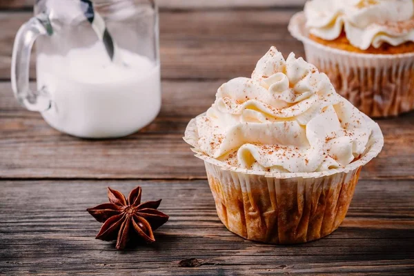 Bolinhos de abóbora decorados com cobertura de queijo creme — Fotografia de Stock