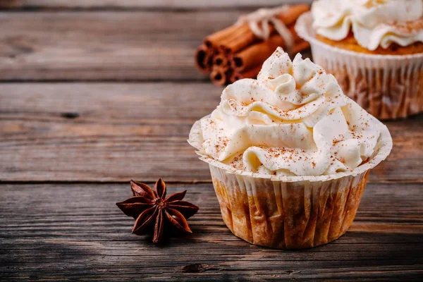 Magdalenas de calabaza decoradas con glaseado de queso crema — Foto de Stock