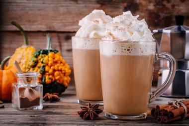 Krema ve tarçınlı balkabağı aromalı latte.